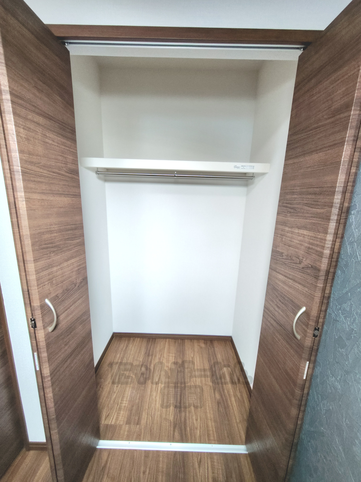 京都府八幡市八幡小松の賃貸物件 ハンガーパイプと枕棚が設置されたクローゼット開口部