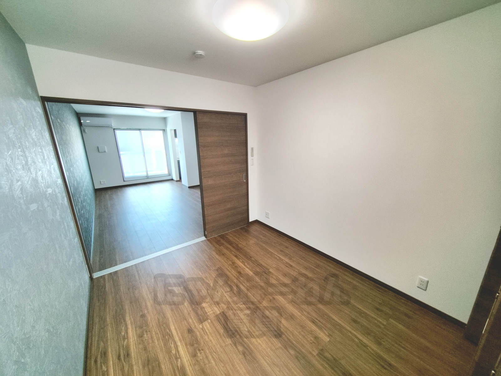 京都府八幡市八幡小松の賃貸物件 引き戸で仕切られた洋室と木目調フローリング