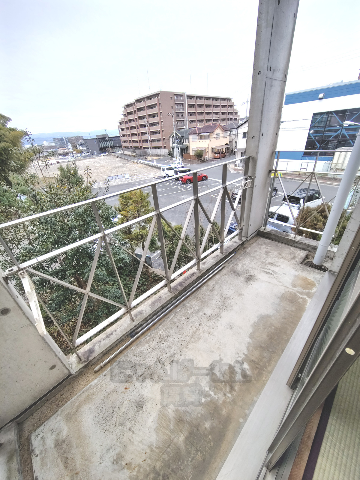 京都府城陽市平川茶屋裏茶屋裏の賃貸マンション コンクリート打ちっ放し調の柱があるバルコニー