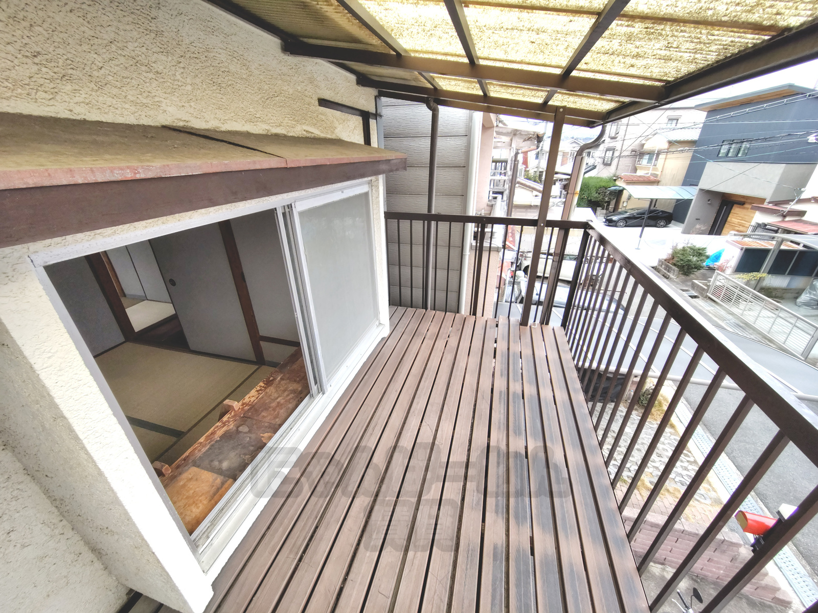 京都府城陽市久世里ノ西170-52の賃貸・ペット可物件の日当たりの良いウッドデッキ調バルコニー