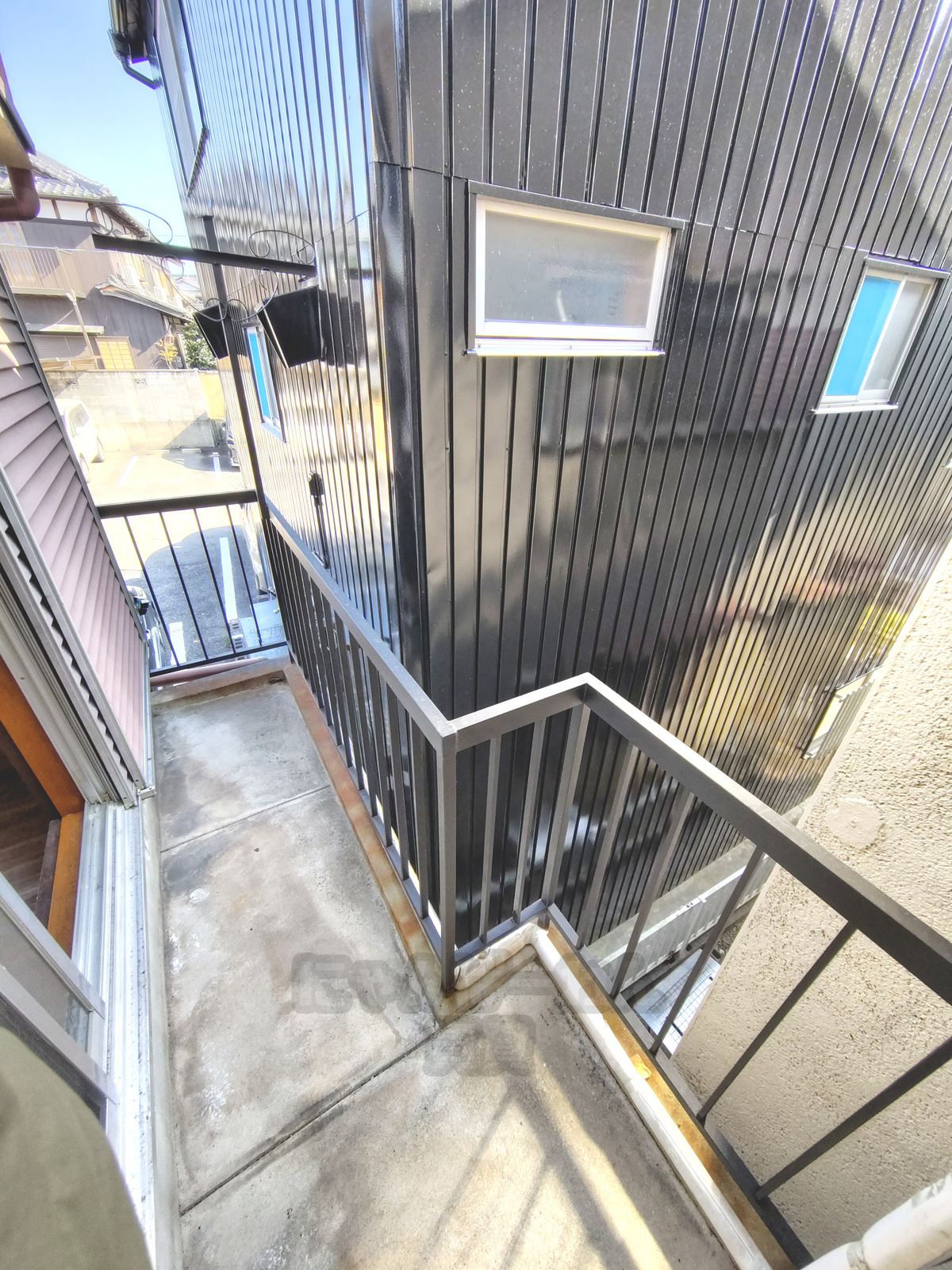 八幡市のペット可賃貸 黒い金属サイディングの外壁とバルコニー