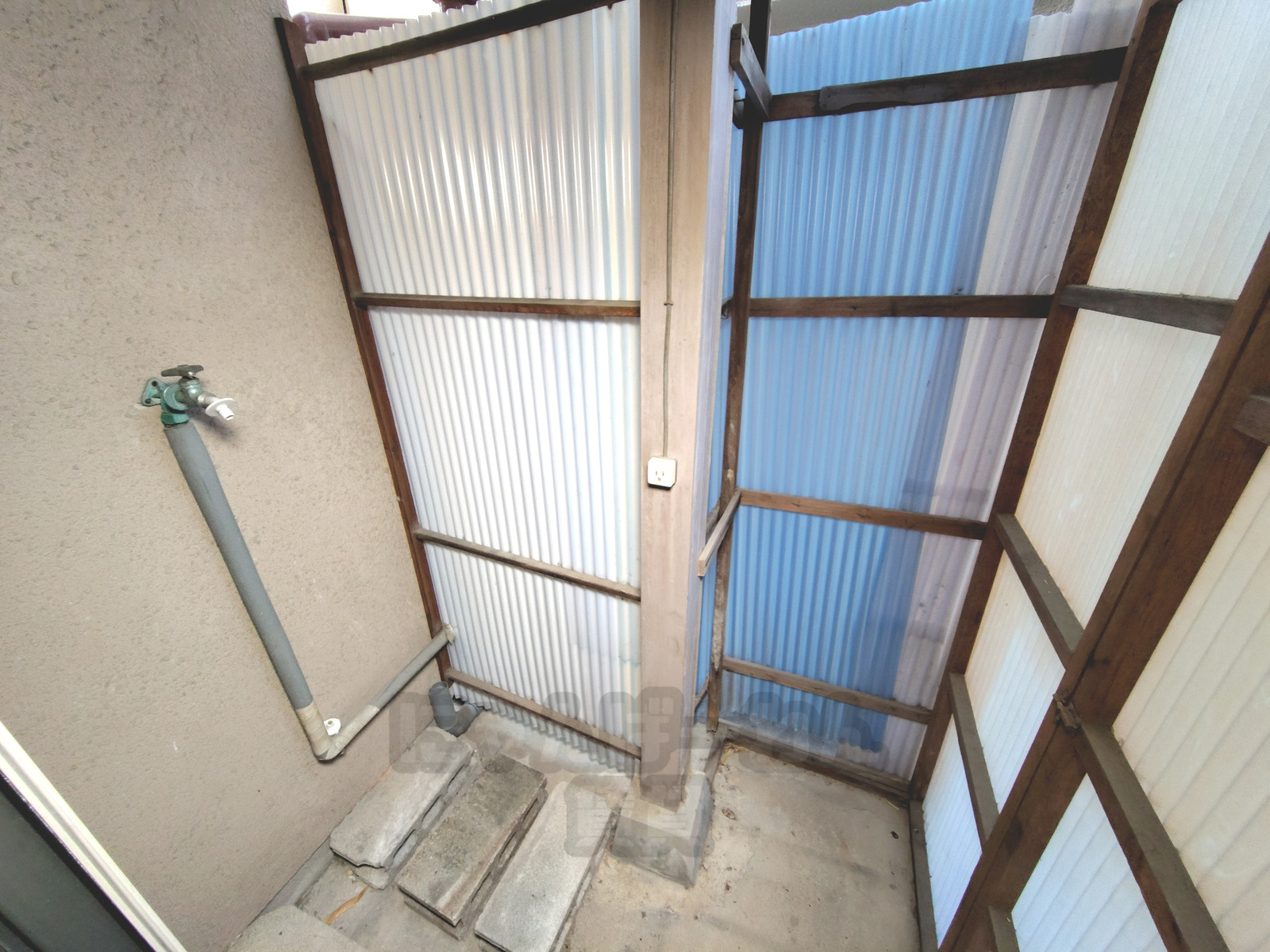 京都府八幡市の賃貸物件 波板で囲われた屋外スペースと水道蛇口