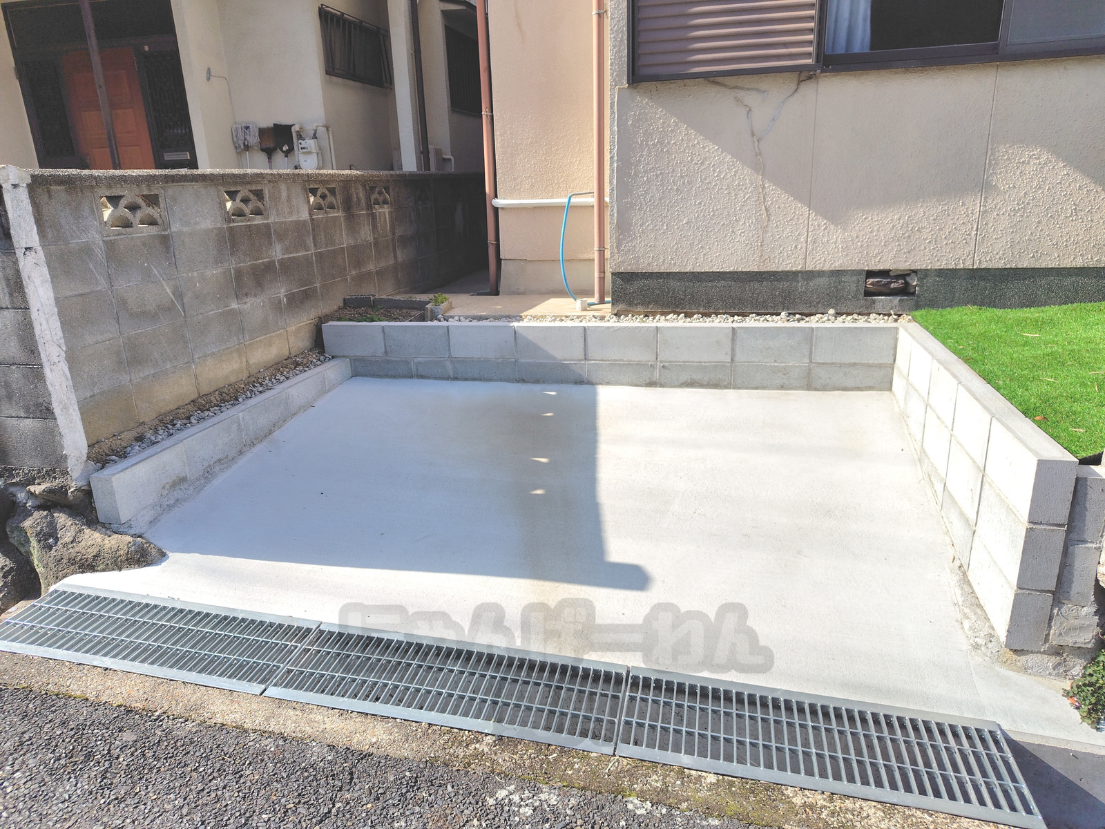 京都府八幡市の賃貸物件 コンクリート舗装された駐車スペースまたは庭