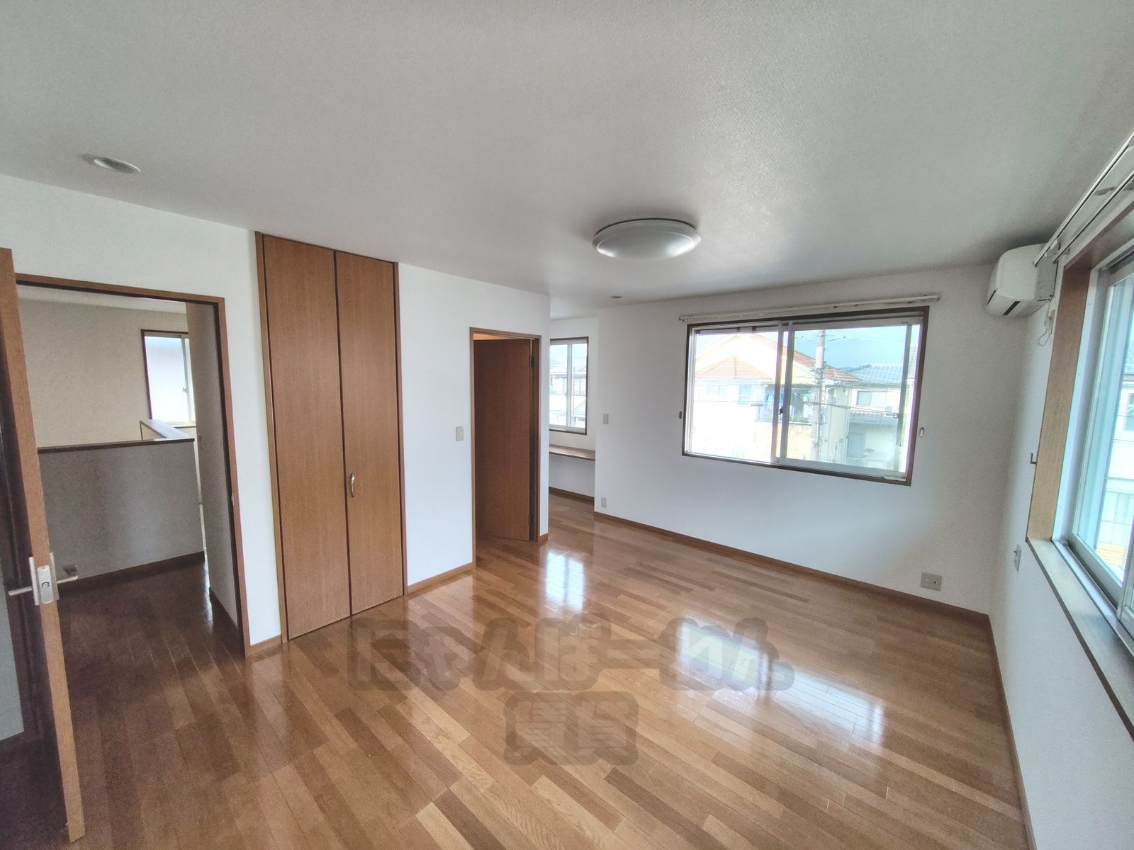 京都府木津川市州見台のペット可賃貸 クローゼットと複数の窓がある洋室