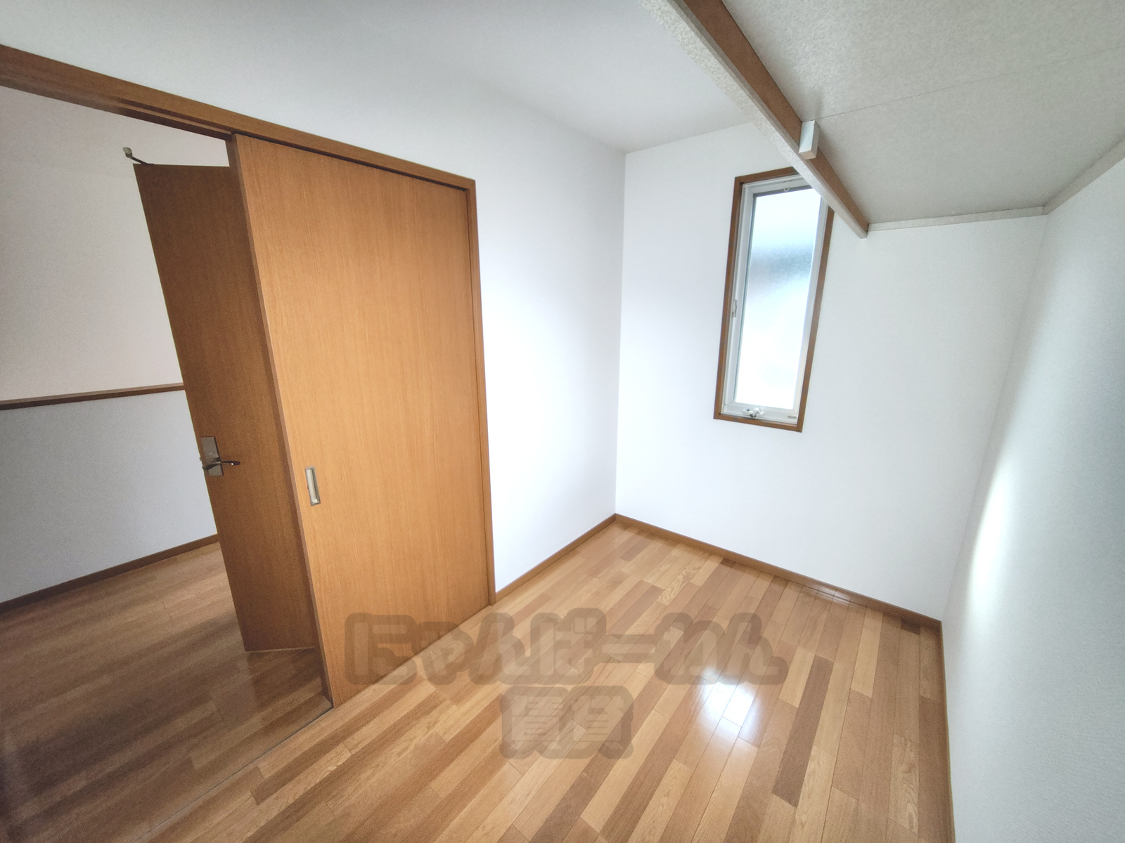 京都府木津川市州見台のペット可賃貸 木目調の引き戸がある洋室