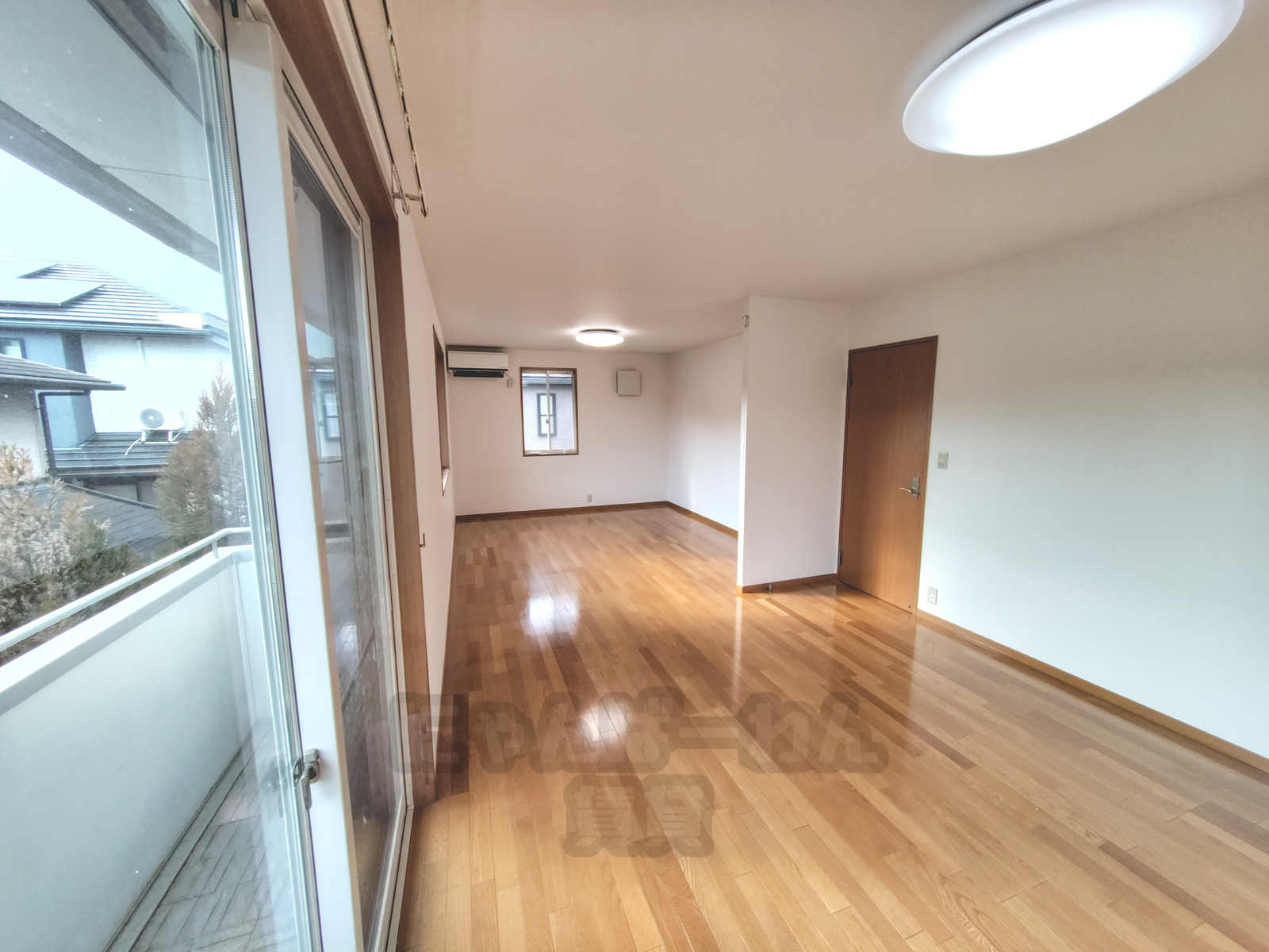 京都府木津川市州見台のペット可賃貸 採光良好で奥行きのあるリビングルーム