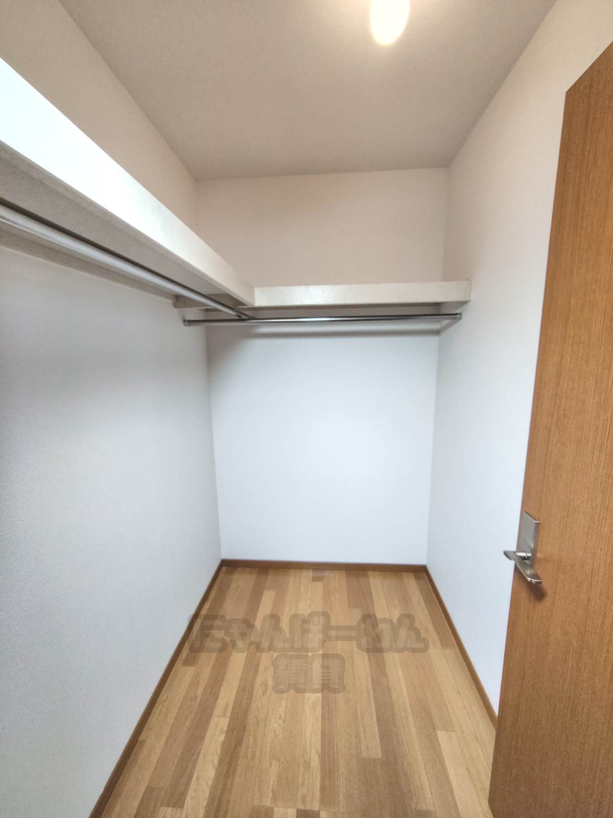 京都府木津川市州見台のペット可賃貸 収納棚を備えたウォークインクローゼット内部