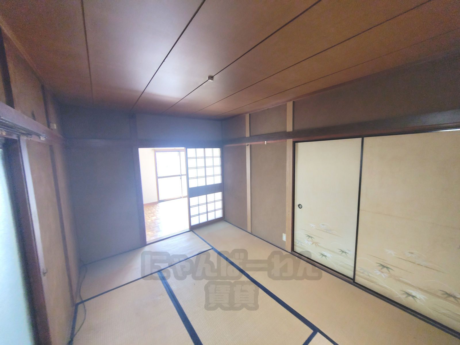 植物柄の襖と土壁が特徴的な和室と隣接する洋室