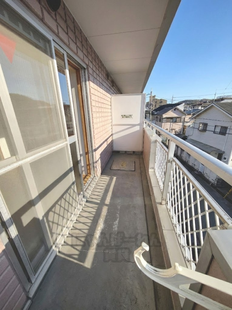 京田辺市興戸の賃貸物件 住宅街を見渡すバルコニーと物干しスペース