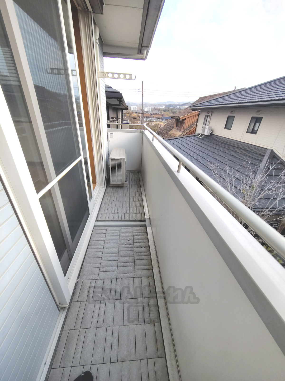 京都府木津川市州見台の賃貸物件 タイル敷きのバルコニーと室外機