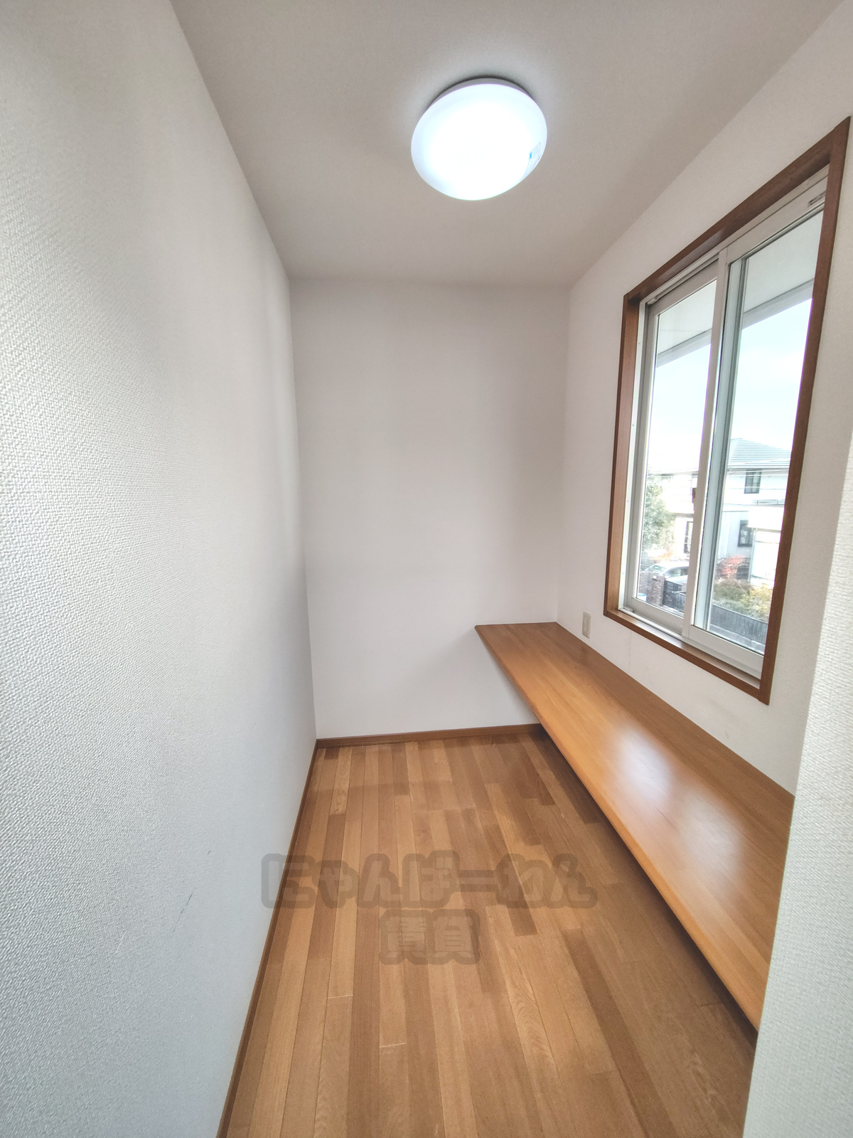 京都府木津川市州見台のペット可賃貸 窓際に造り付けカウンターがある書斎スペース