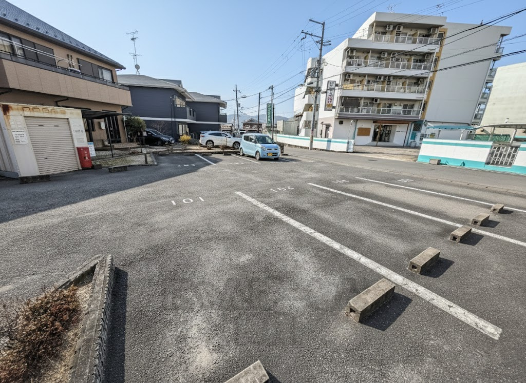 京都府京田辺市興戸の賃貸物件 敷地内アスファルト舗装の平面駐車場