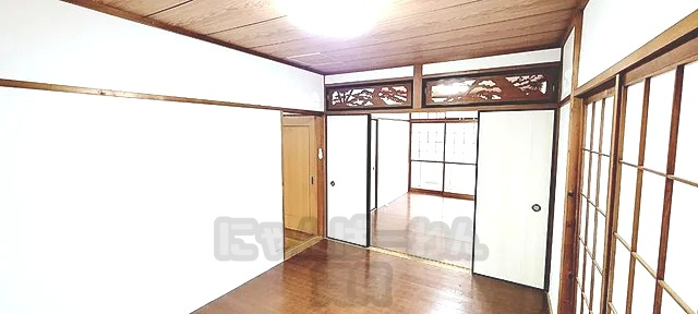 京都府宇治市広野町尖山の犬猫ペット可賃貸の居室（板間・ふすま・松の透かし彫り欄間あり）