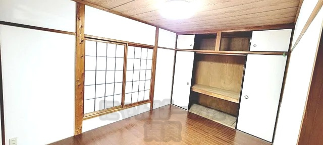 京都府宇治市広野町尖山の犬猫ペット可賃貸の居室（板間・障子・オープン棚の収納スペースあり）