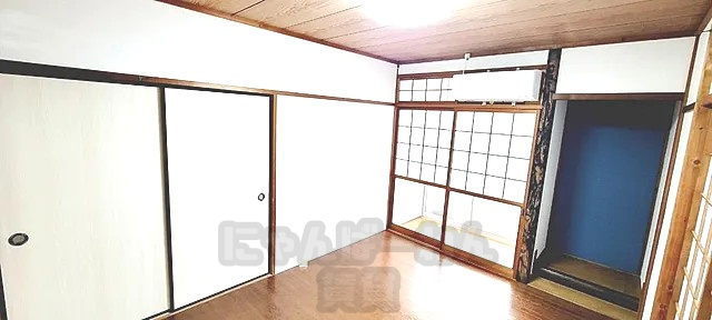 京都府宇治市広野町尖山の犬猫ペット可賃貸の居室（板間・障子・エアコン・青い壁面スペースあり）