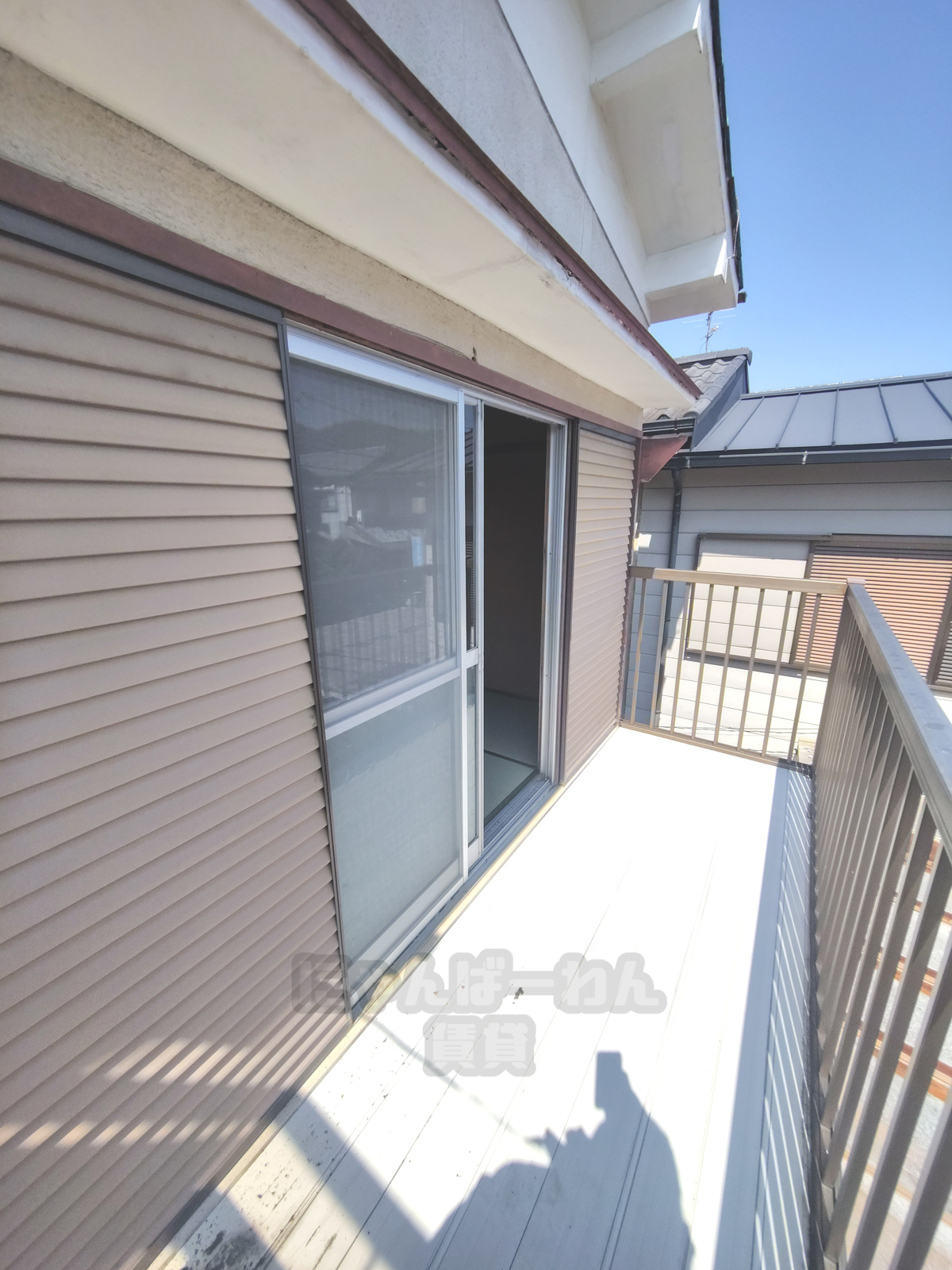 京都府宇治市木幡平尾のペット可賃貸物件の日当たりが良いバルコニーとガラス引き戸