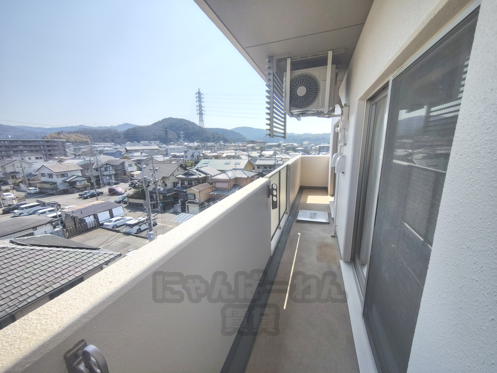 京都府宇治市莵道田中17のペット可賃貸物件のバルコニー。周辺の住宅街の眺望とエアコン室外機