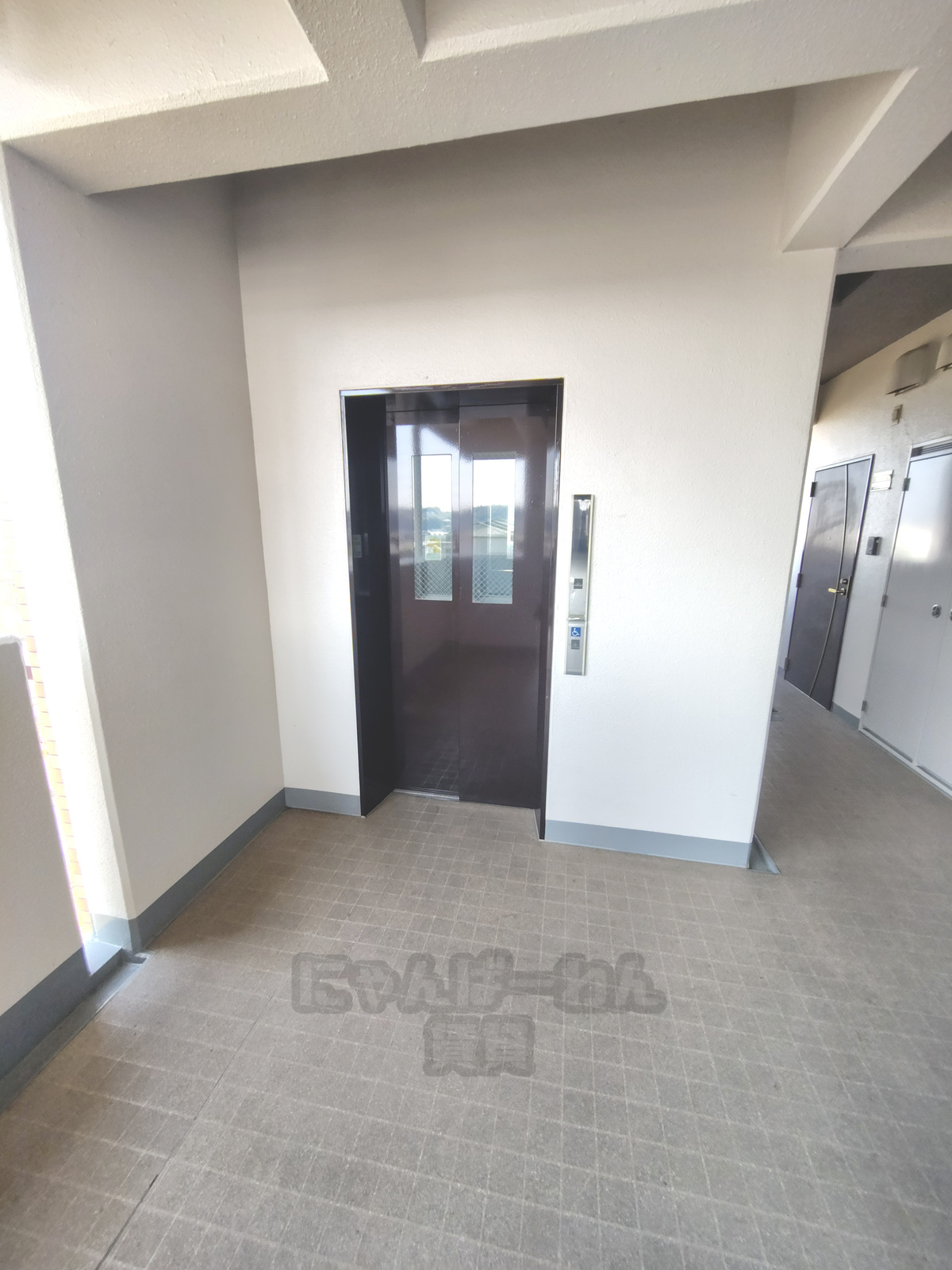 京都府宇治市莵道田中のペット可賃貸マンションの共用部にあるエレベーターホール