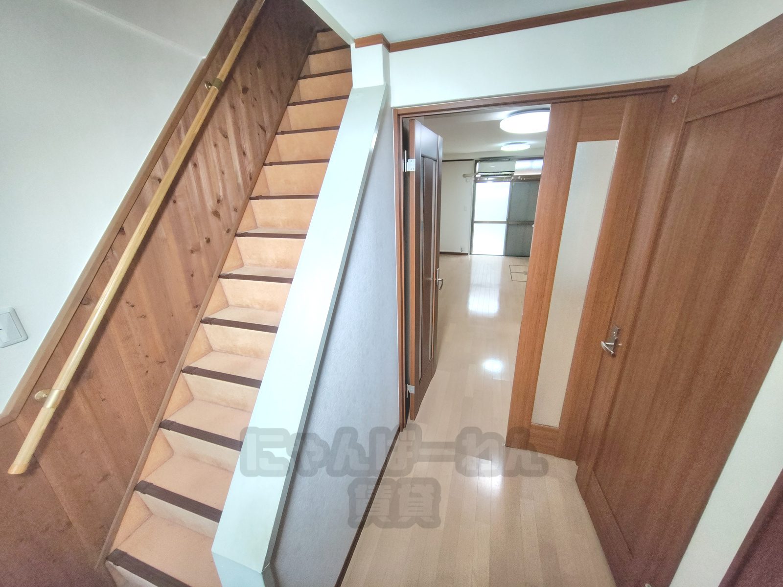 京都府宇治市小倉町久保のペット可賃貸物件の玄関ホールと木目調の階段、奥に続くフローリングの部屋