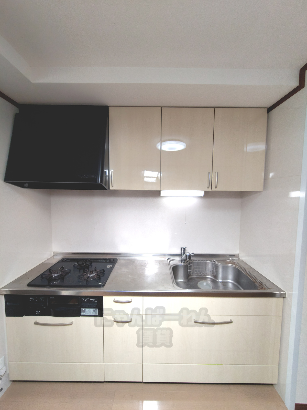 京都府宇治市小倉町久保のペット可賃貸物件の3口ガスコンロとステンレスシンクを備えたキッチン