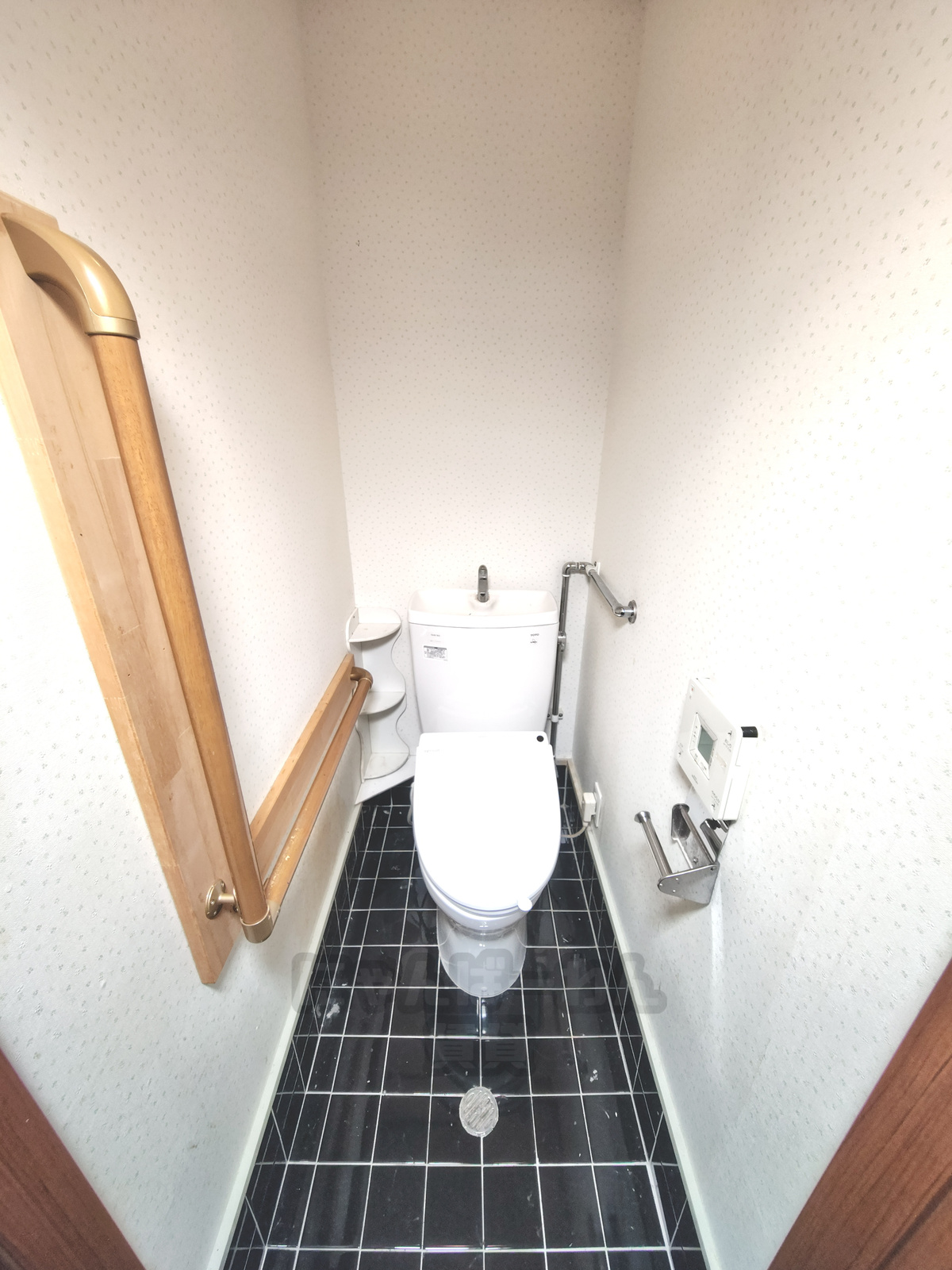 京都府宇治市小倉町久保のペット可賃貸物件のトイレ、手すり付きで黒いタイル床の空間