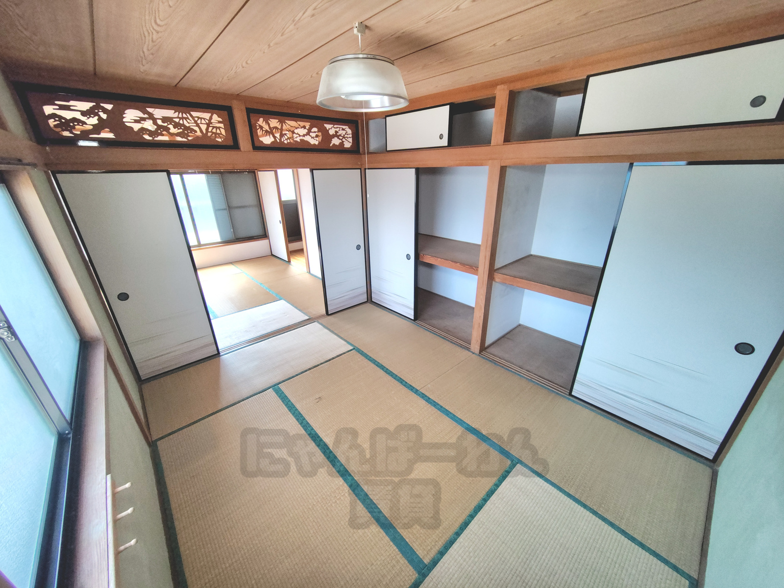 京都府城陽市枇杷庄のペット可賃貸物件の和室。畳敷きの床、欄間、襖、押し入れ、照明器具がある居室空間。