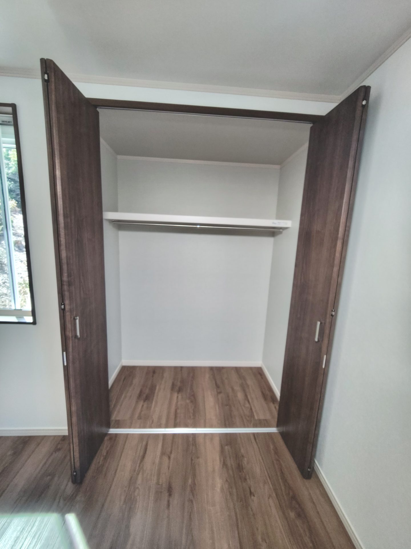 京都府京田辺市薪里ノ内のペット可賃貸物件のクローゼット。ハンガーパイプと枕棚が付いた収納スペース。