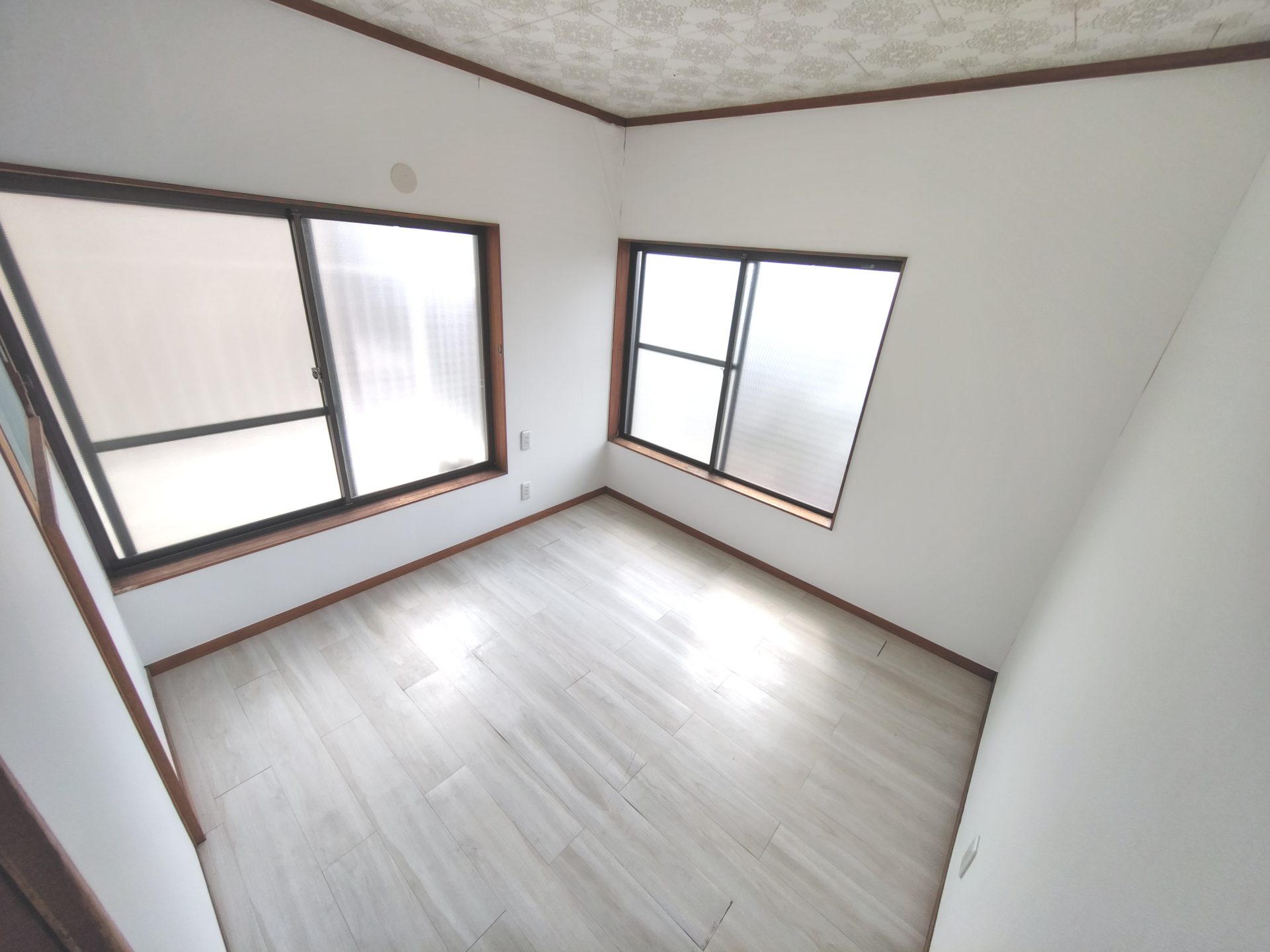 京都府宇治市広野町丸山のペット可賃貸物件の洋室、木目調の床と2面の窓