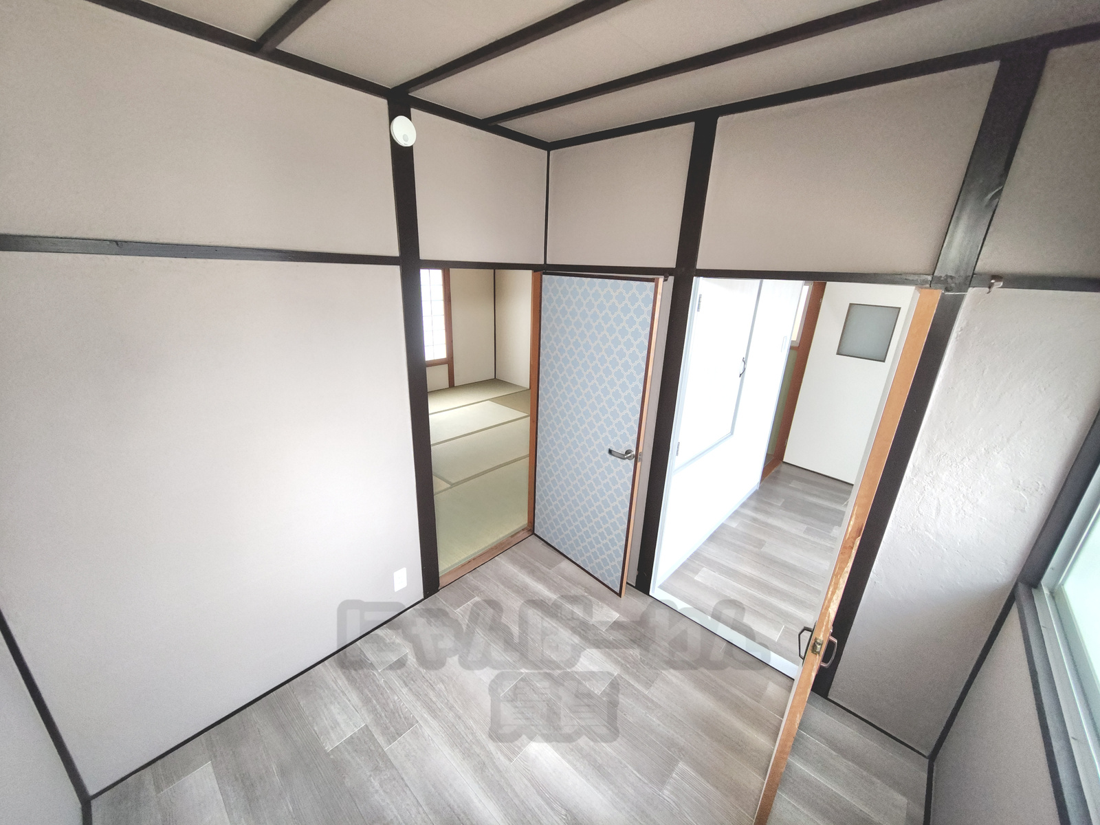 京都府宇治市木幡御蔵山のペット可（犬・猫）賃貸物件の室内。木目調床材の部屋から、奥の和室と洋室へ続く間取り。