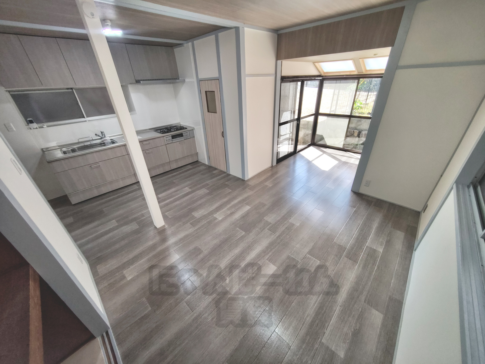 京都府宇治市木幡御蔵山のペット可（犬・猫）賃貸物件のリビングと奥にあるサンルーム風のスペース