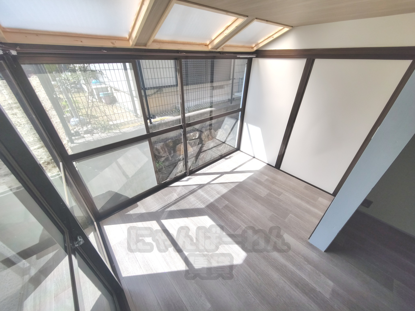 京都府宇治市木幡御蔵山のペット可（犬・猫）賃貸物件の天窓風の屋根があるサンルーム調の空間