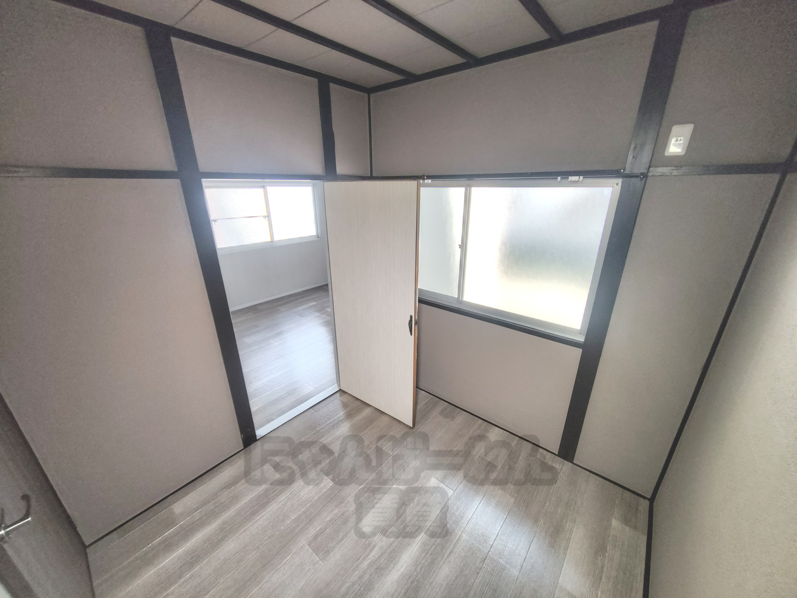 京都府宇治市木幡御蔵山のペット可（犬・猫）賃貸物件の洋室と隣室への扉