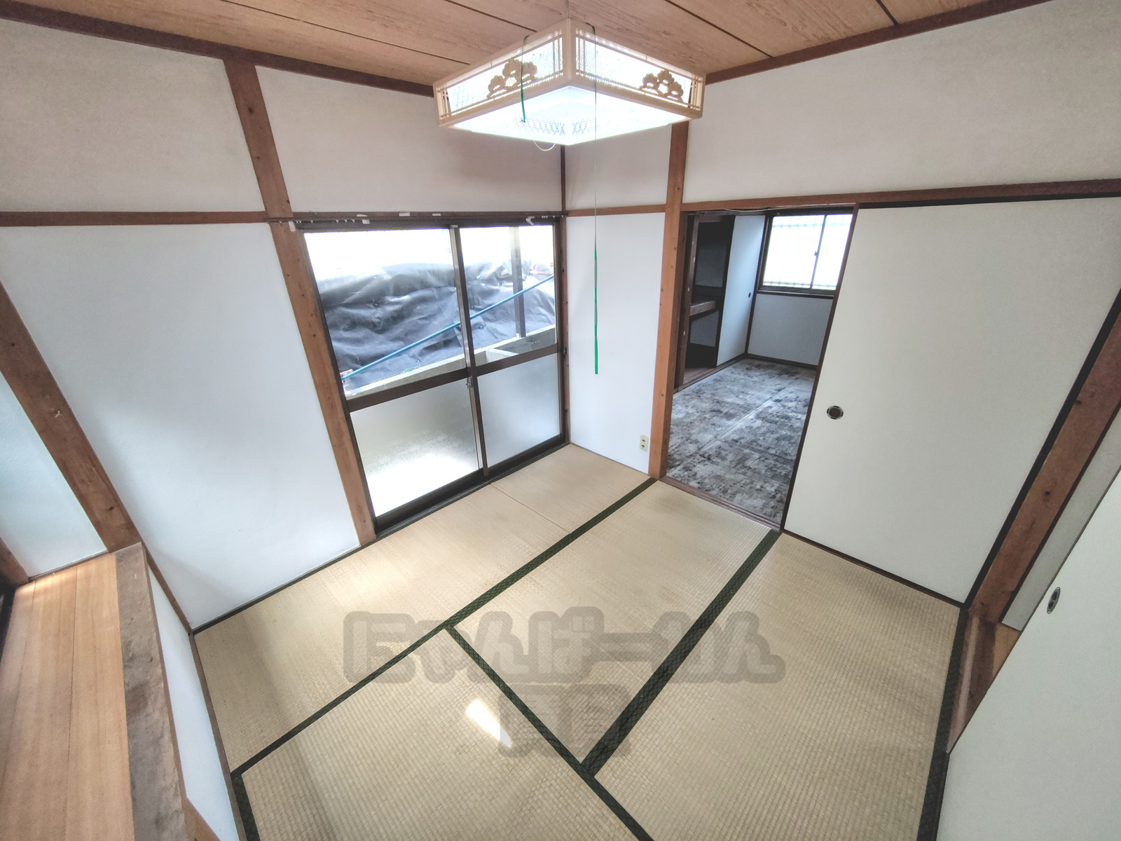 京都府宇治市木幡南山の犬猫飼育可賃貸物件の畳の和室と照明器具