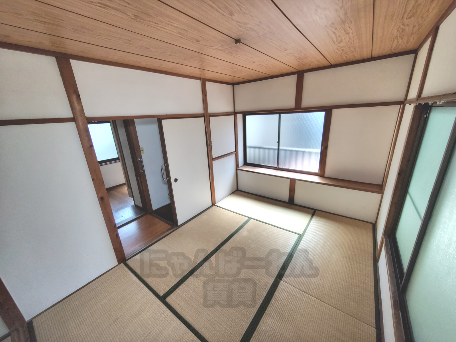 京都府宇治市木幡南山の犬猫飼育可賃貸物件の板張り天井と畳の和室