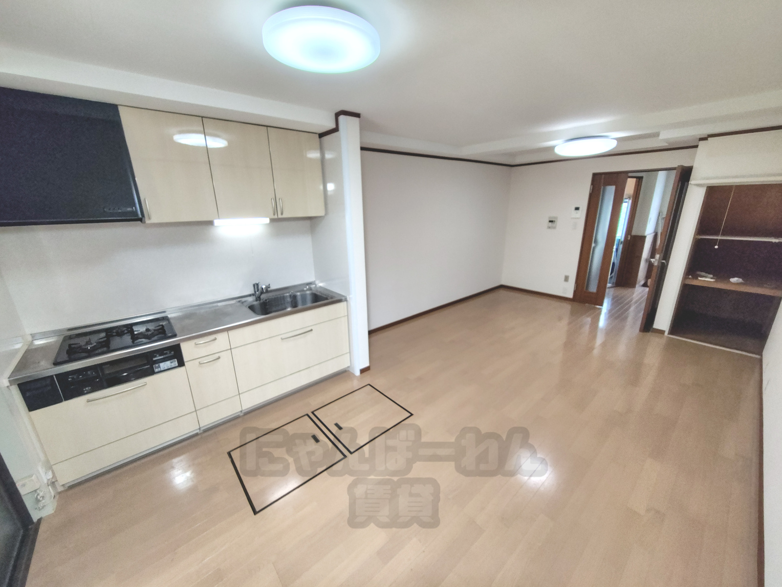 京都府宇治市小倉町久保のペット可賃貸物件のシステムキッチンと床下収納の枠が見えるLDK