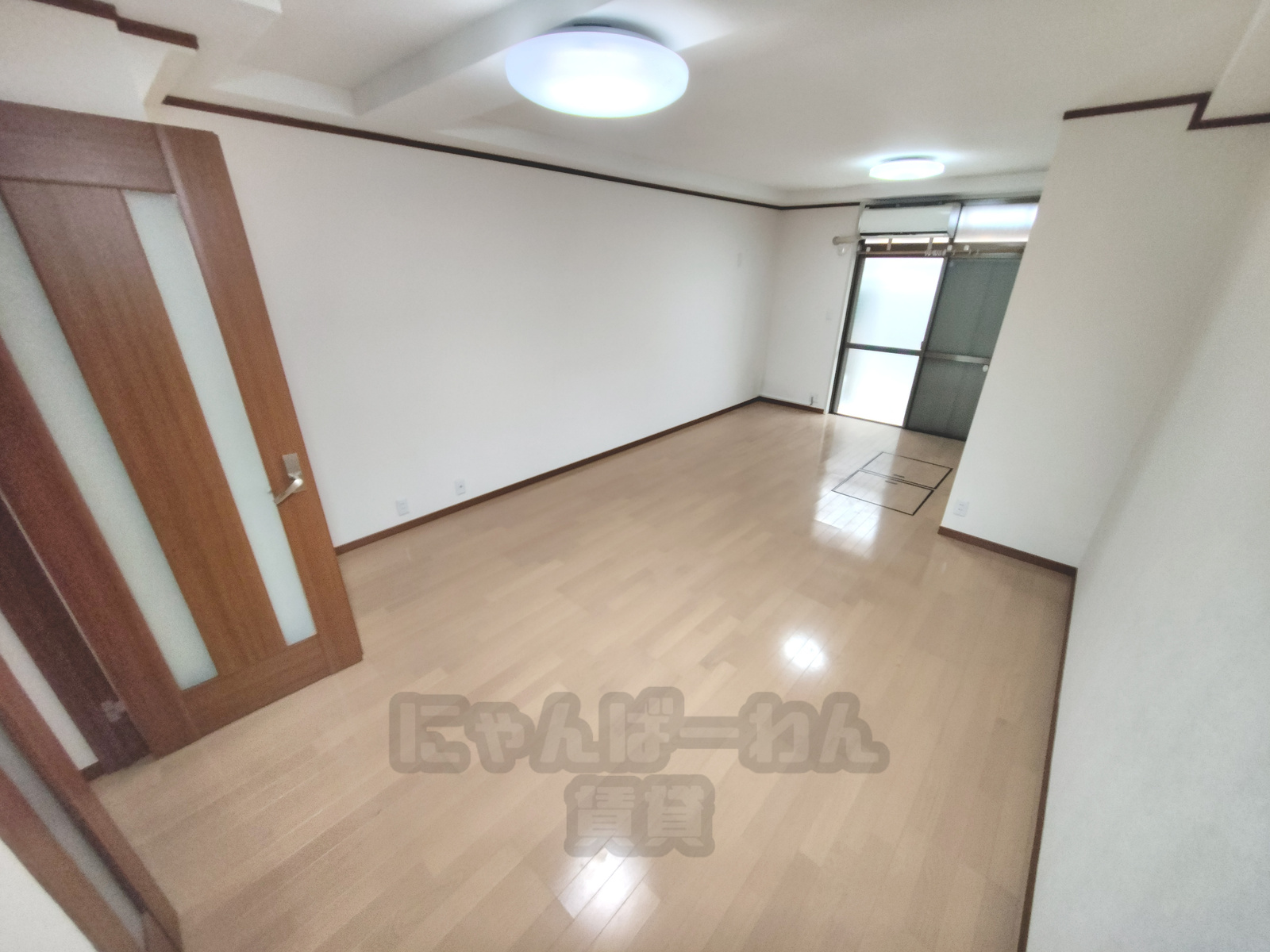 京都府宇治市小倉町久保のペット可賃貸物件のフローリング調の洋室と天井照明