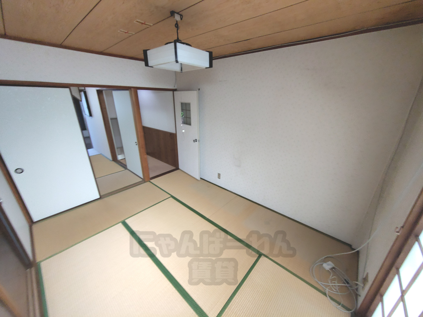 京都府宇治市小倉町久保のペット可（犬・猫）賃貸：和風の天井照明と複数の出入り口がある和室