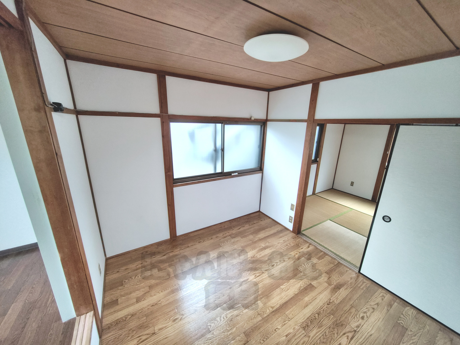 京都市山科区四ノ宮小金塚のペット可賃貸の室内。フローリングの洋室から畳の和室へと繋がる間取り