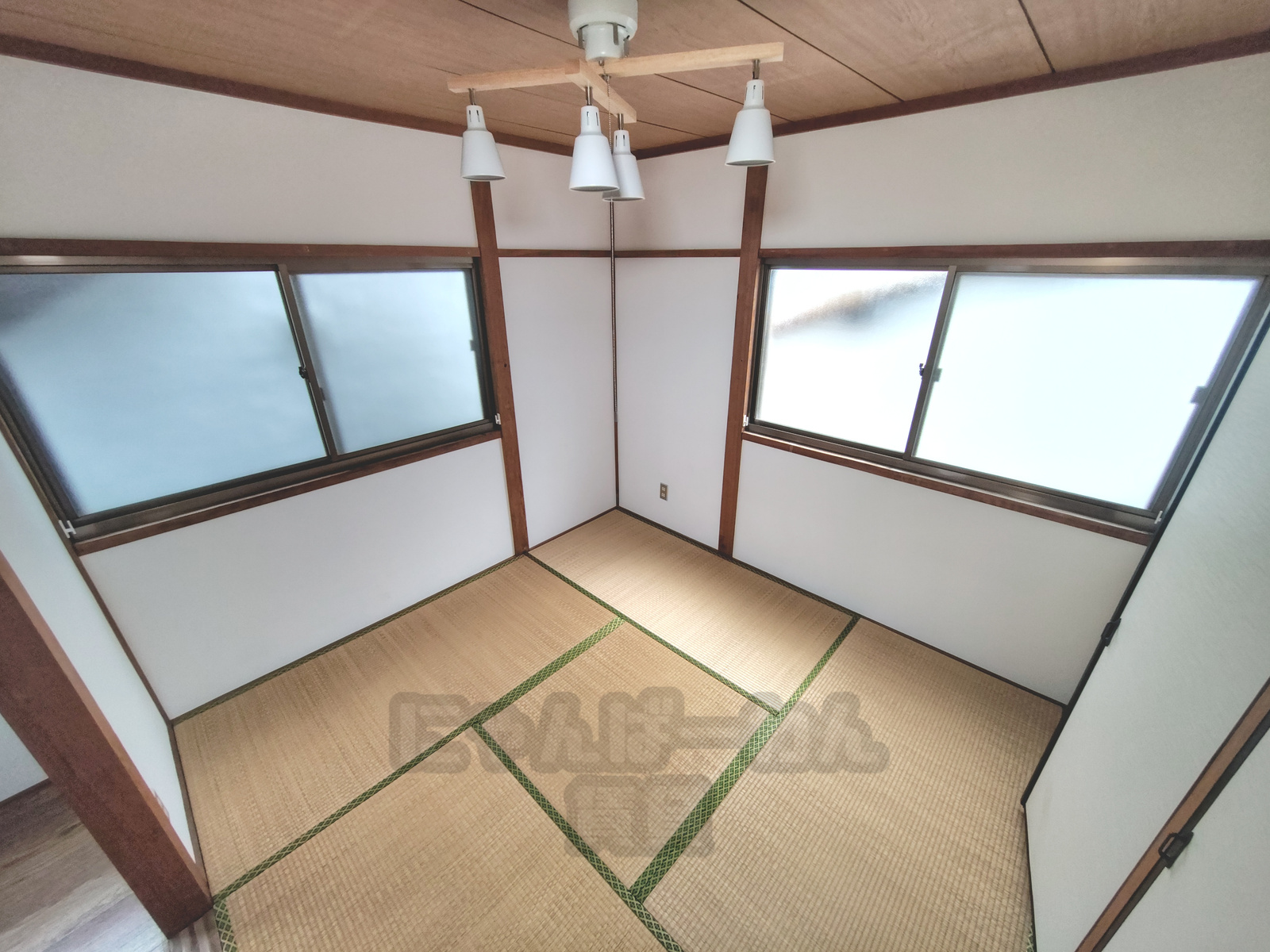 京都市山科区四ノ宮小金塚のペット可賃貸の和室。2面採光の窓とデザイン性のある天井照明