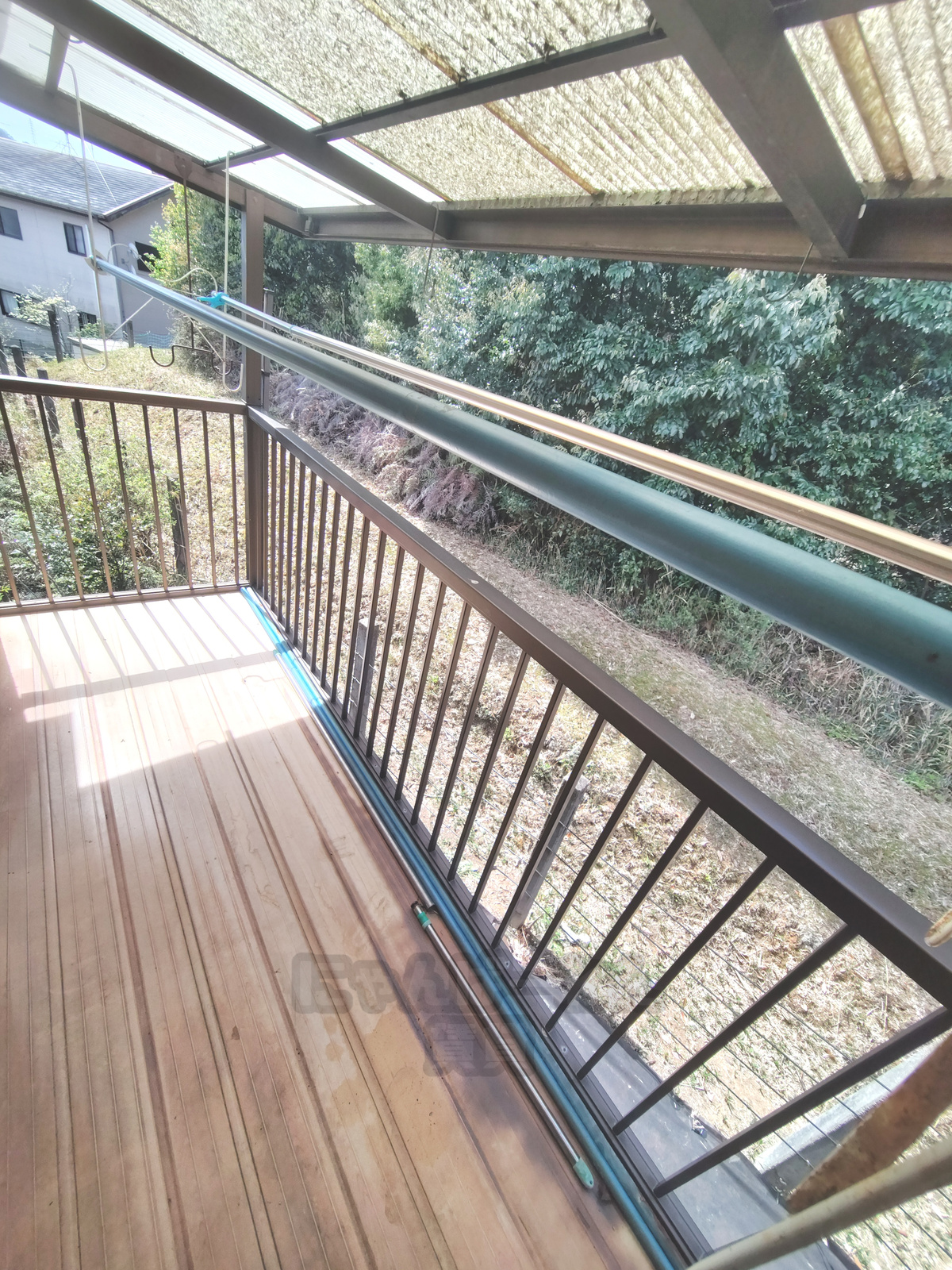 京都府宇治市木幡南山のペット可賃貸物件の物干し竿が設置された屋根付きベランダ