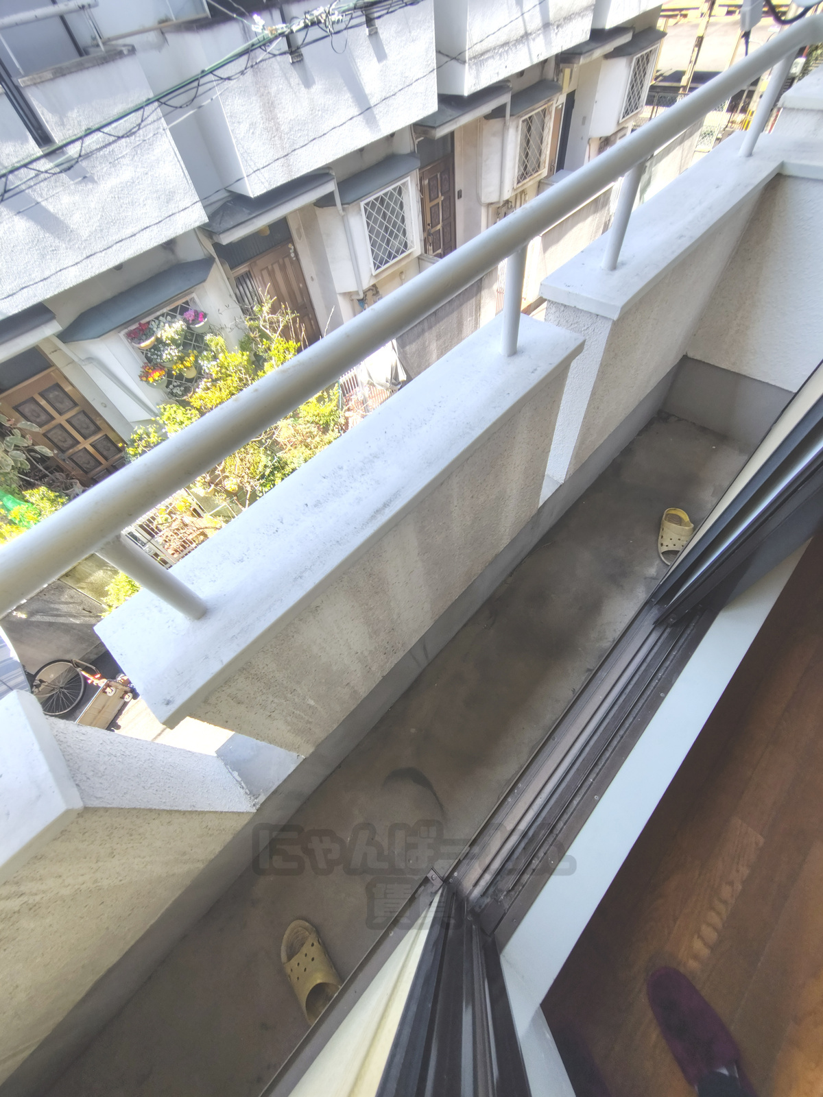 京都府宇治市小倉町久保のペット可賃貸物件の白い手すりのバルコニー