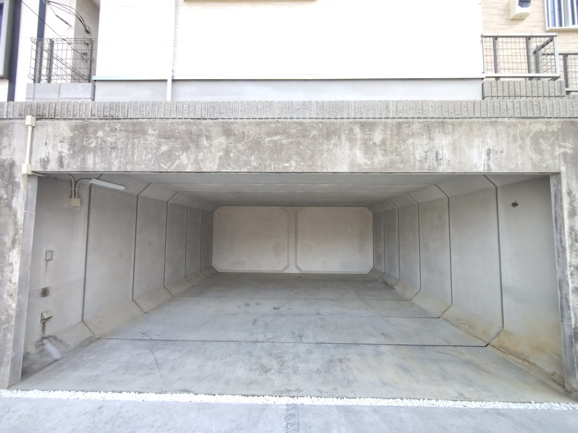 京都府京田辺市のペット可賃貸物件のコンクリート造り掘り込み車庫