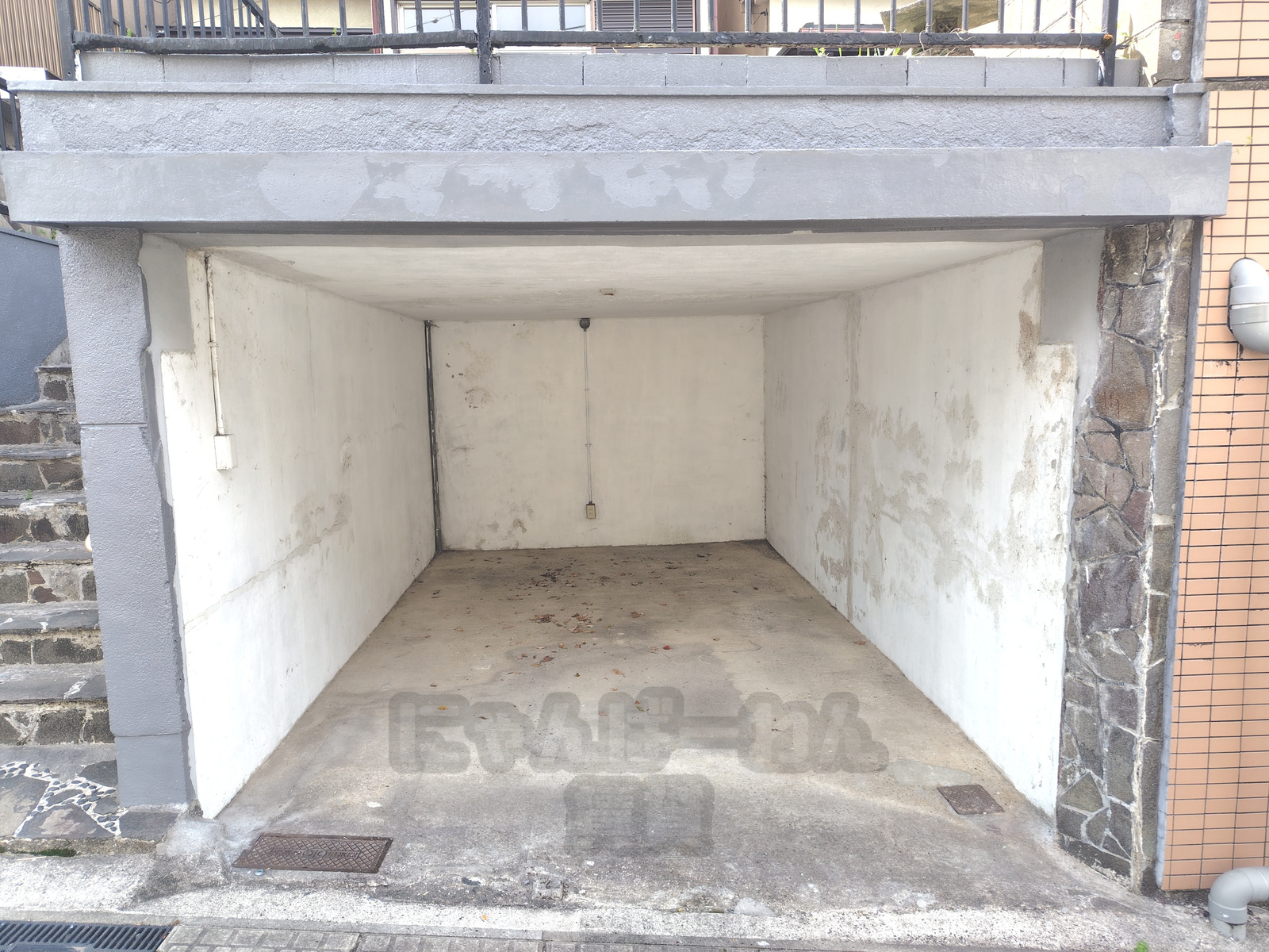 京都府宇治市木幡御蔵山のペット可（犬・猫）賃貸物件の掘り込み車庫