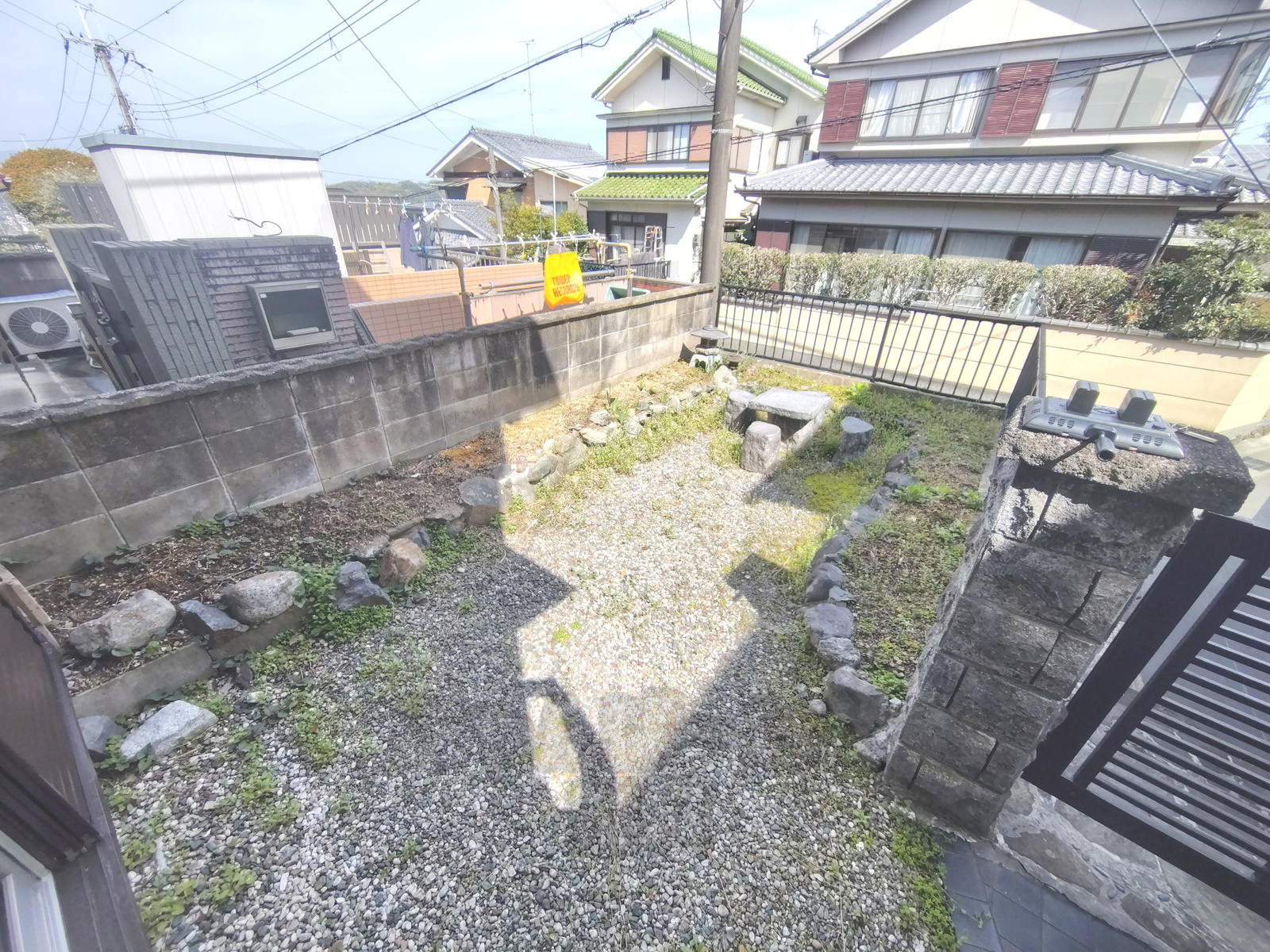 京都府宇治市木幡御蔵山のペット可（犬・猫）賃貸物件の砂利敷きの専用庭と石のテーブルセット