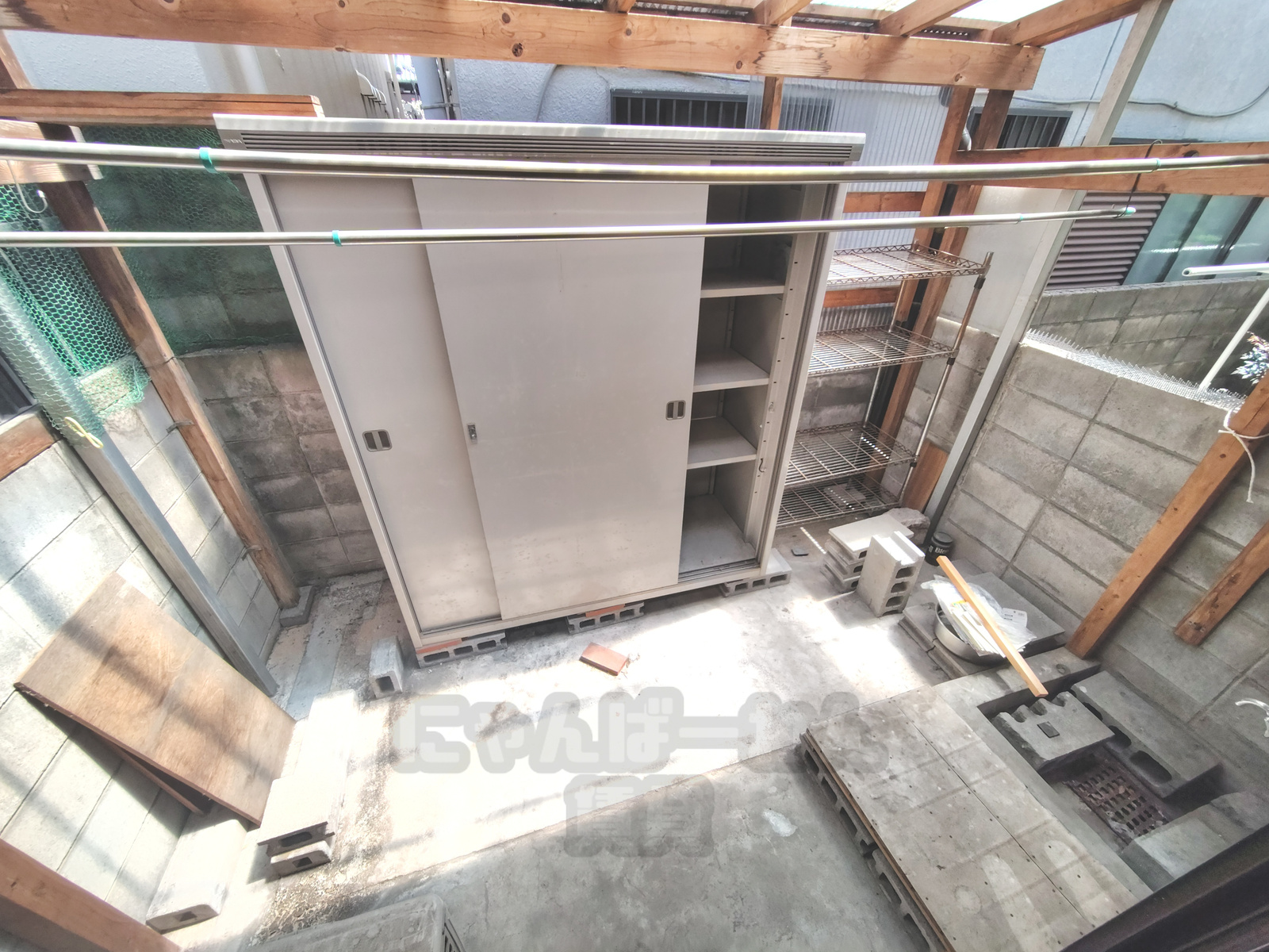 京都府宇治市小倉町久保のペット可賃貸物件のコンクリート床の屋外スペースと金属製物置