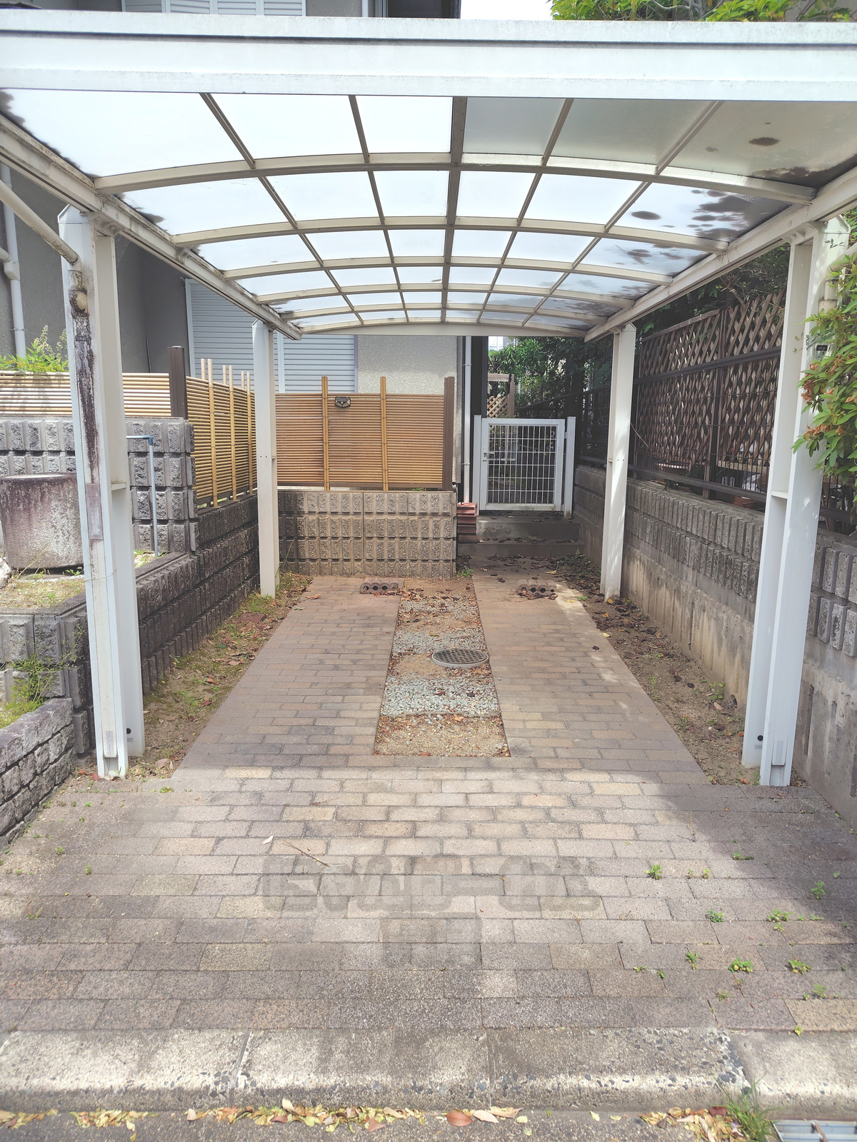 京都府宇治市寺山台のペット可賃貸戸建ての屋根付き駐車スペース