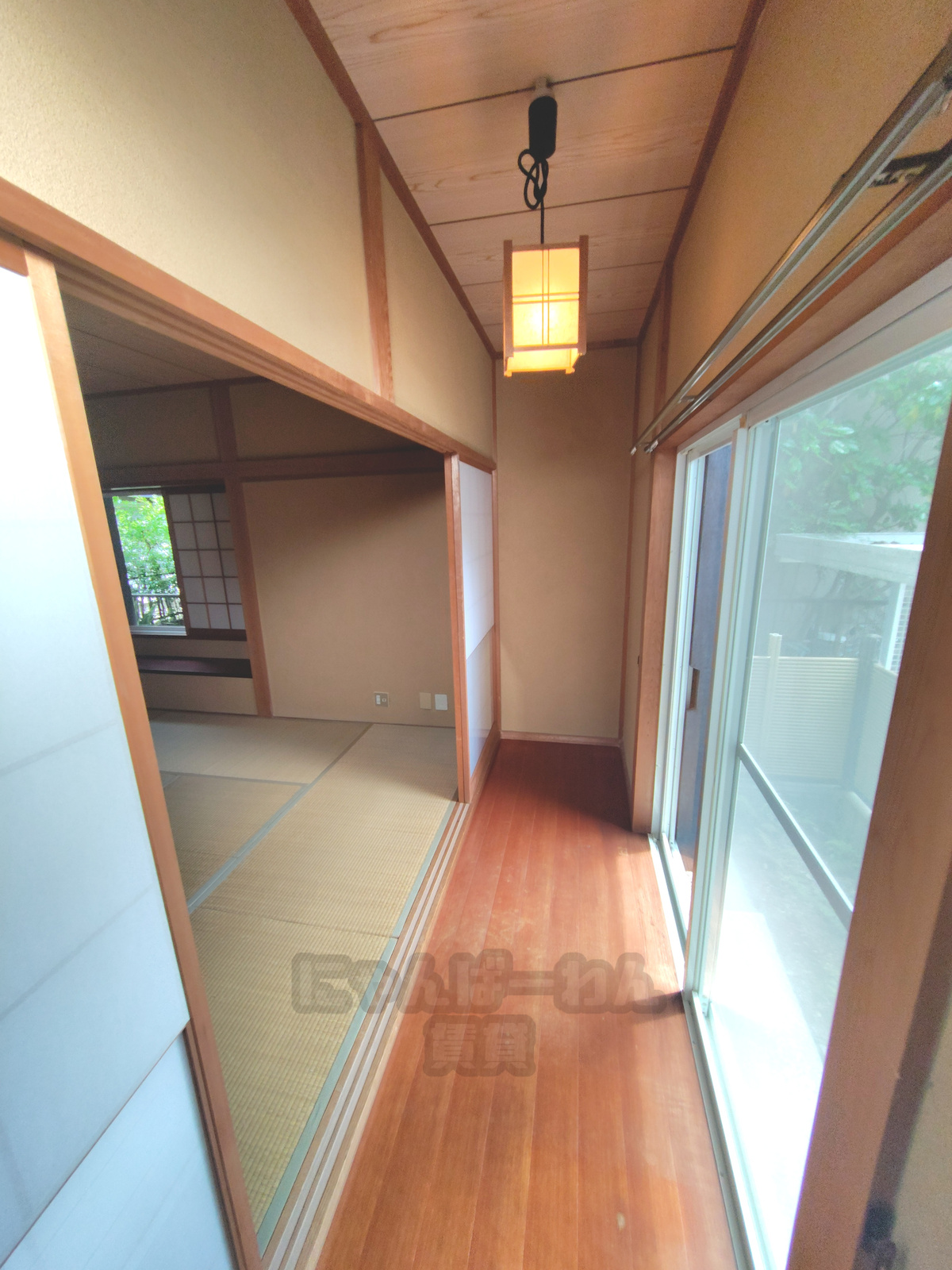 京都府宇治市寺山台のペット可賃貸物件の和室に隣接する板張りの廊下（縁側）とガラス窓