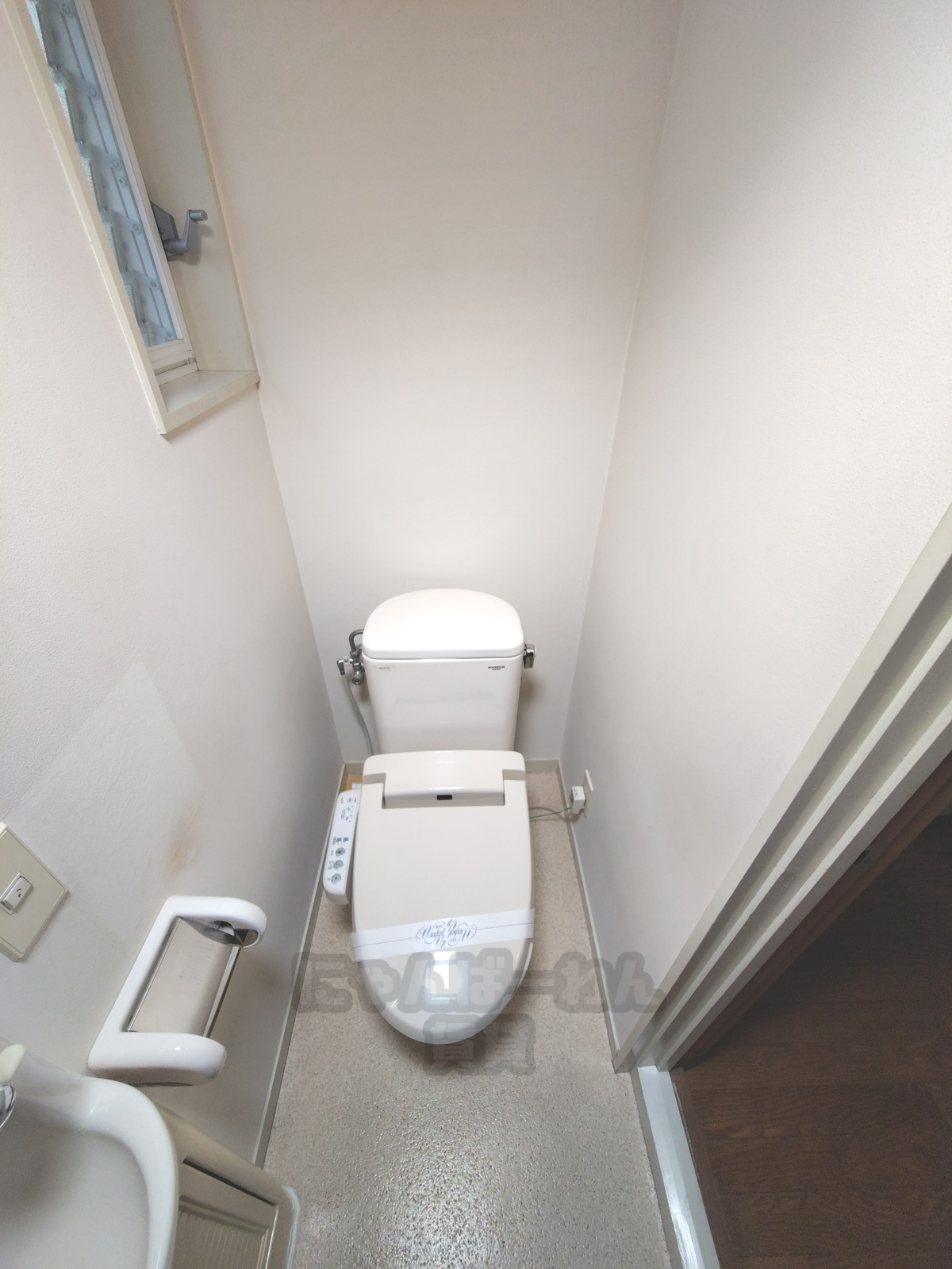 京都府宇治市寺山台のペット可賃貸物件の温水洗浄便座付きトイレと手洗い場