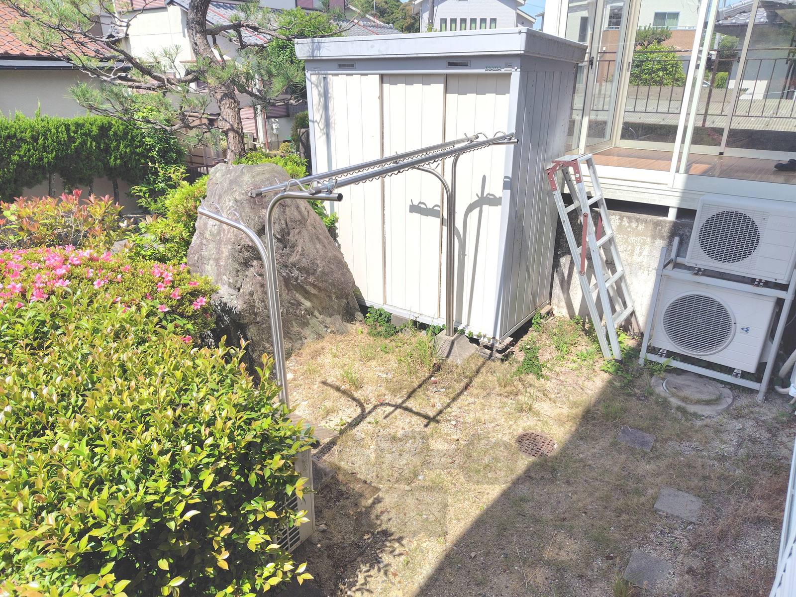 京都府城陽市寺田深谷のペット可戸建て賃貸の庭スペース。物置と屋外洗濯物干し台のあるエリア