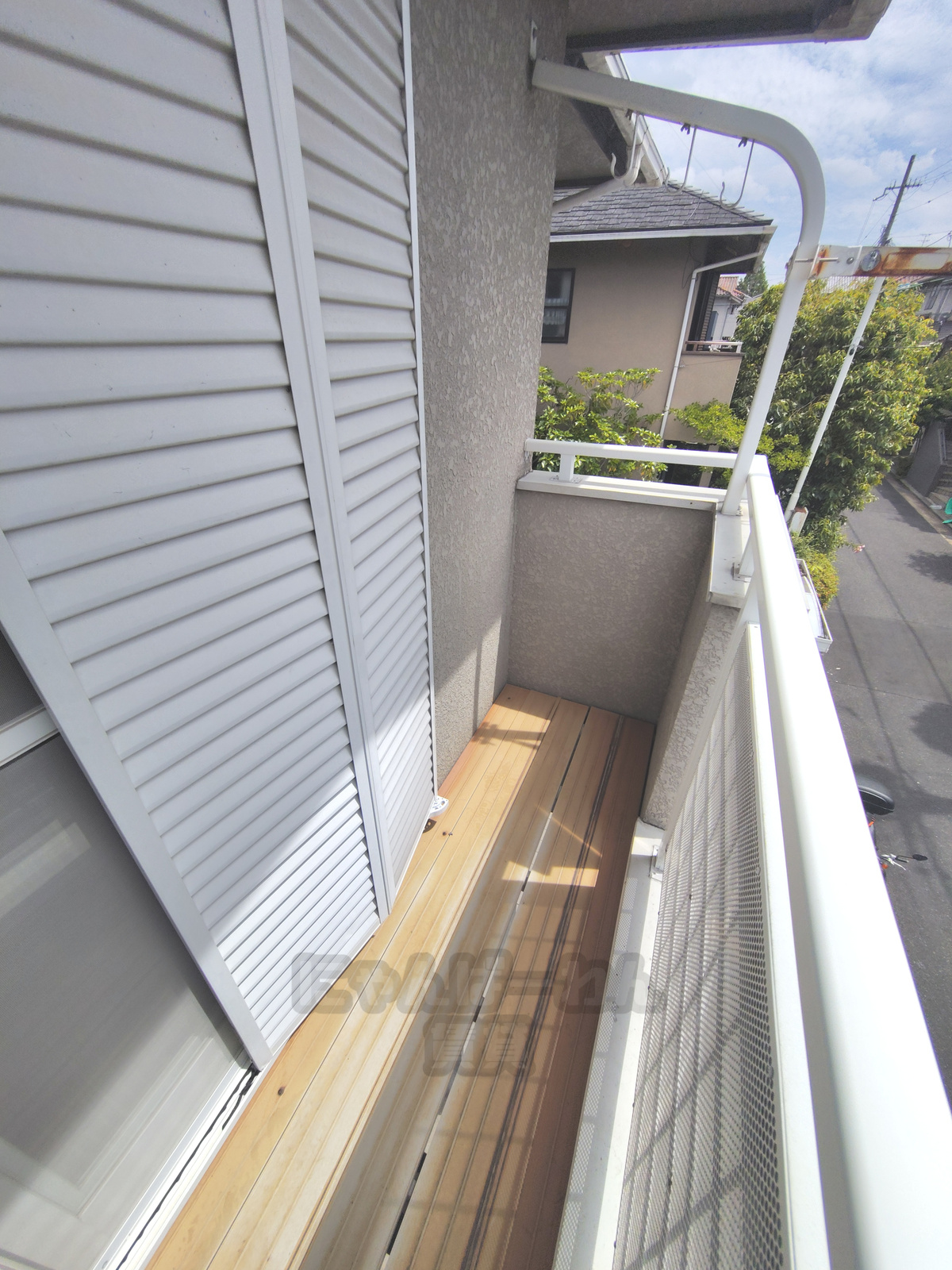 ウッドパネル調の床が敷かれたバルコニー（京都府宇治市寺山台のペット可賃貸物件）